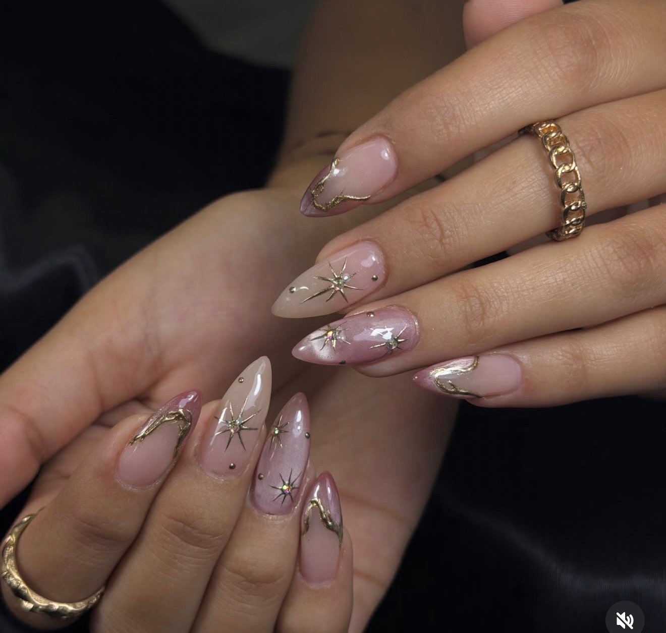 Uñas rosadas con dorado